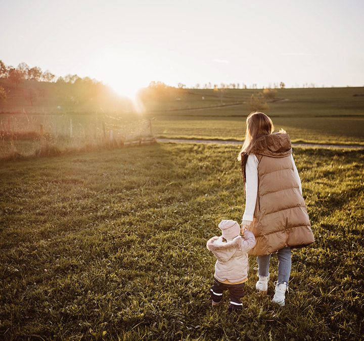 Momslife, Mutterschaft, Mutter und Tochter, Spaziergang, Lebensweg, Sprache, Sprechen, Pädagogik, Lifecoaching, Persönlichkeitsentwicklung, gemeinsam, Selbstliebe, Liebe, Familie, Familienliebe
