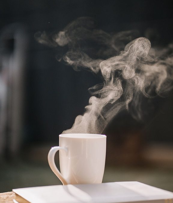 Meditation, Coaching, Persönlichkeitsentwicklung, Spiritualität, Journaling, Ritual, Routinen, Wohlbefinden, warmer Kaffee, draußen, Naturverbindung, Selbstliebe, heißer Dampf, wunderschön, me-time, Genuss